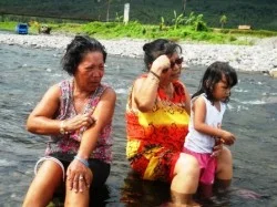 Rosita-Lita-and-Precious-in-Tambis-River