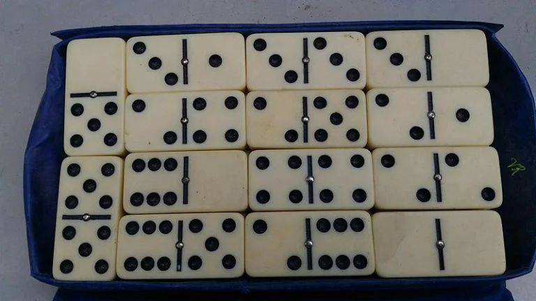 800px-Dominoes_tiles